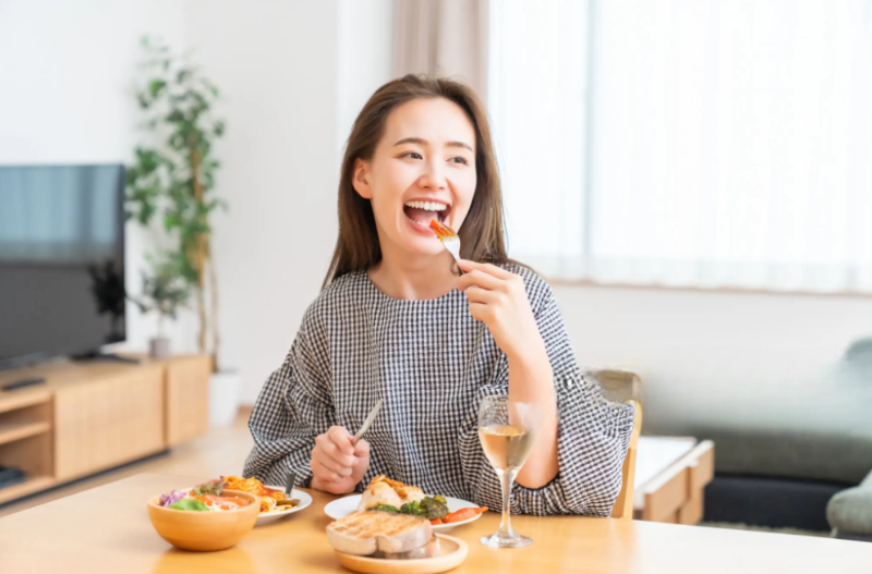 食事をする女性